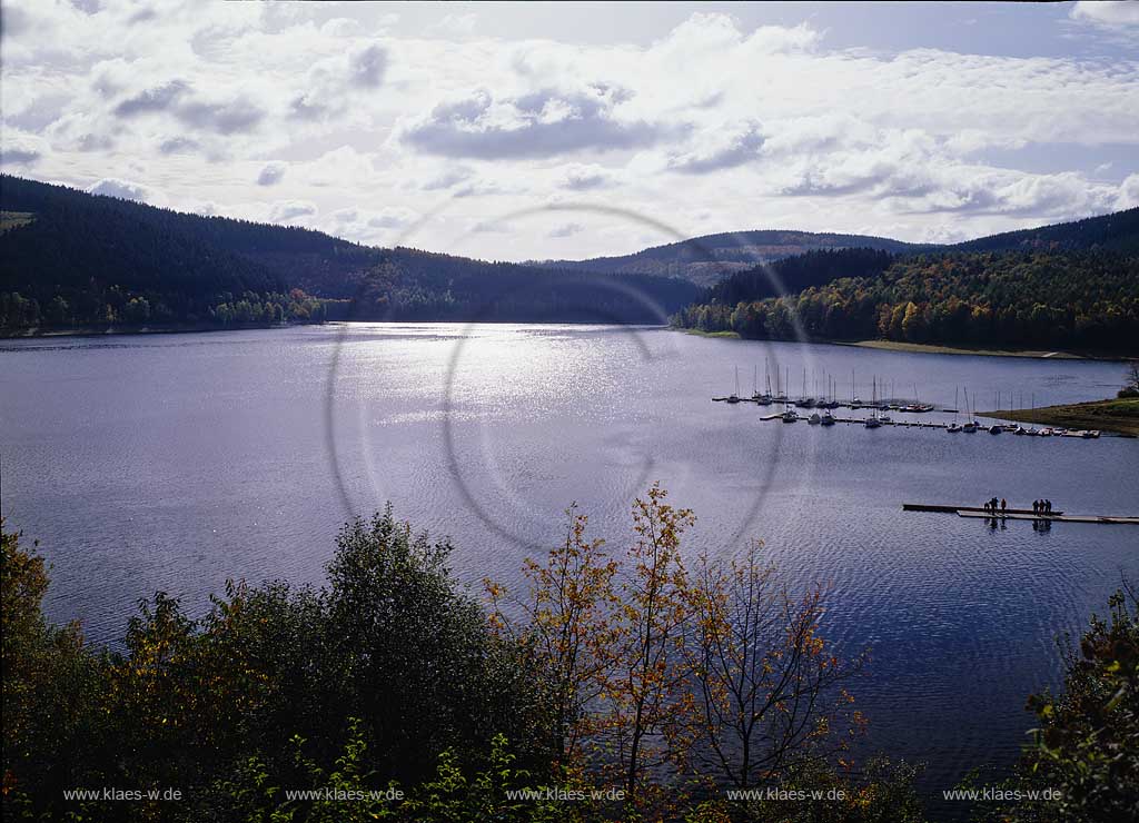 Meschede, Hochsauerlandkreis, Blick zum Hennesee mit Segelbooten, Sauerland