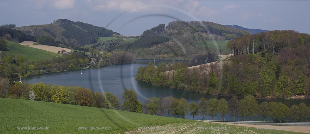 Hennesee, auch Hennetalsperre,  bei Meschede-Schueren im Fruehling, dient der Niedrigwasseraufhoehung der Ruhr und dem  Hochwasserschutz; barrier lake Hennetalsperre naer Meschede-Schueren, as known as lake Hennesee, in spring.