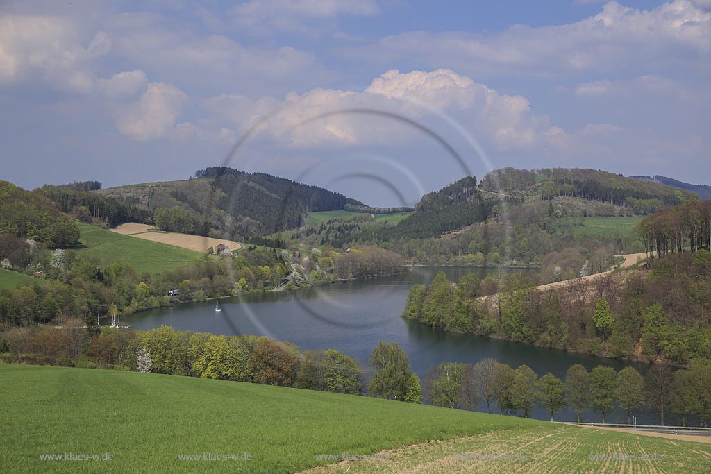 Hennesee, auch Hennetalsperre,  bei Meschede-Schueren im Fruehling, dient der Niedrigwasseraufhoehung der Ruhr und dem  Hochwasserschutz; barrier lake Hennetalsperre naer Meschede-Schueren, as known as lake Hennesee, in spring.