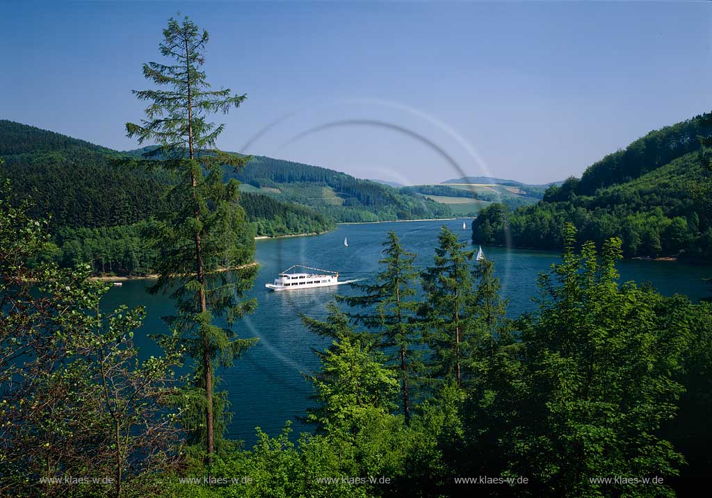 Meschede, Hennesee, Blick auf See mit Schiff und Booten, Hochsauerlandkreis, Sauerland