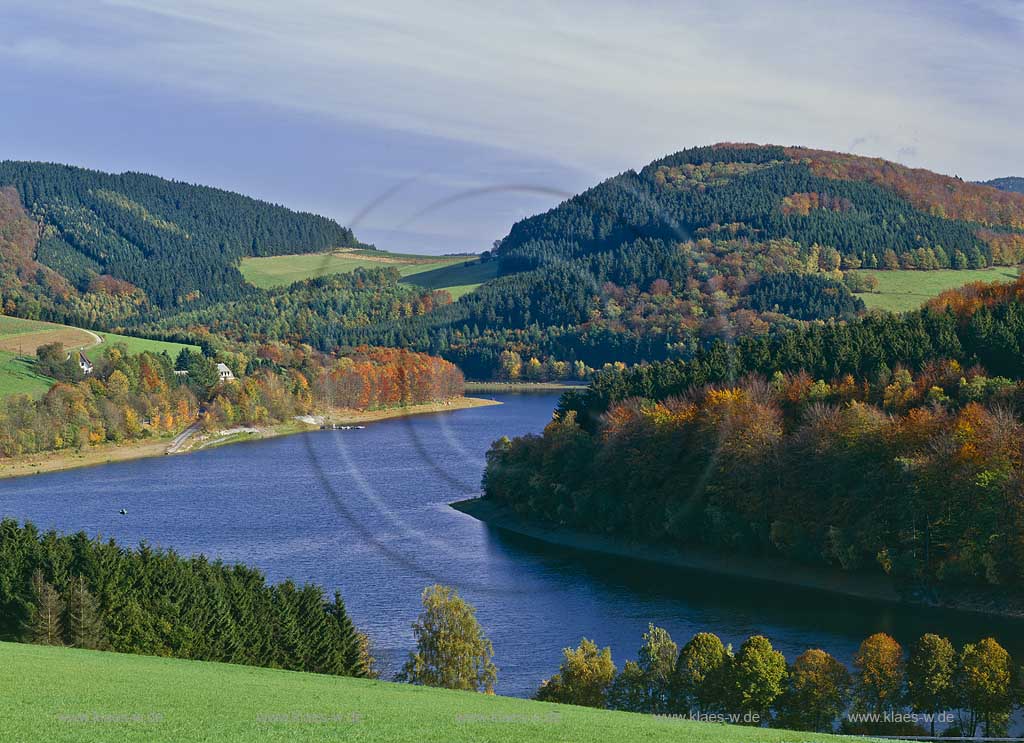 Hennesee, Schueren, Schren, Hochsauerlandkreis, Blick durchs Tal auf die Talsperre Sauerland; view to lake Henne in autumn, indian summer