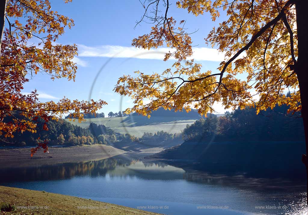 Hennesee, Hochsauerlandkreis, Blick zum See in Herbstlandschaft, Sauerland