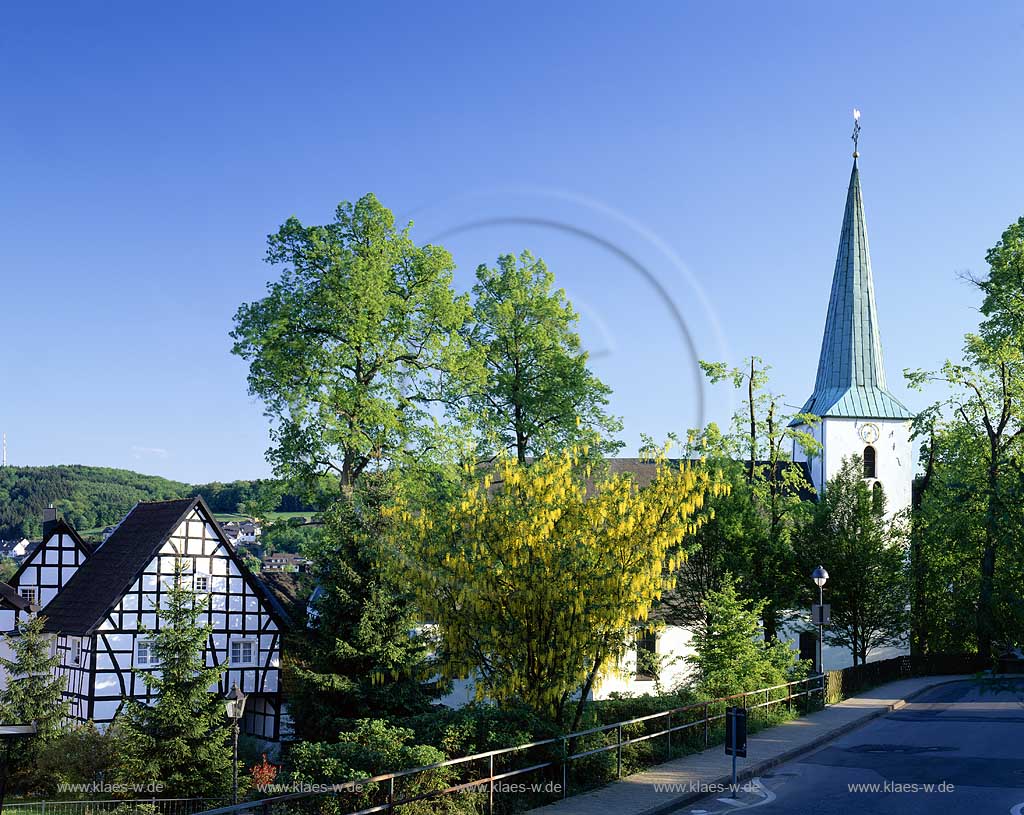 Herscheid, Maerkischer Kreis, Blick auf Apostelkirche und Spieker, Sauerland