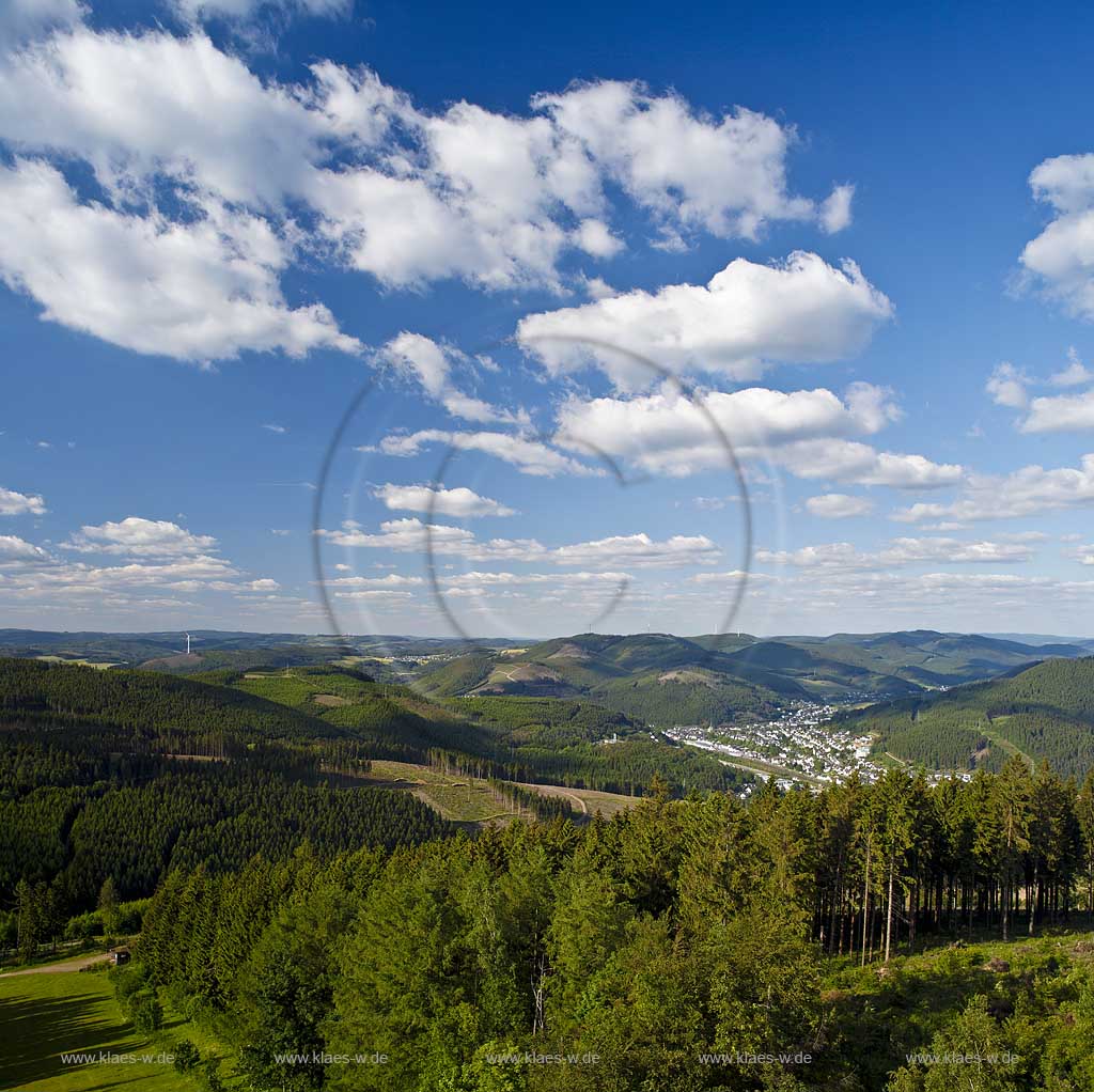 Lennestadt Blick vom Aussichtsturm Hohe Bracht auf die Stadt Lennestadt mit Kumuluswolken beste Fernsicht; Clear views on a clear day from look-out Hohe Bracht to Lennestadt with blue sky and cumulus clouds