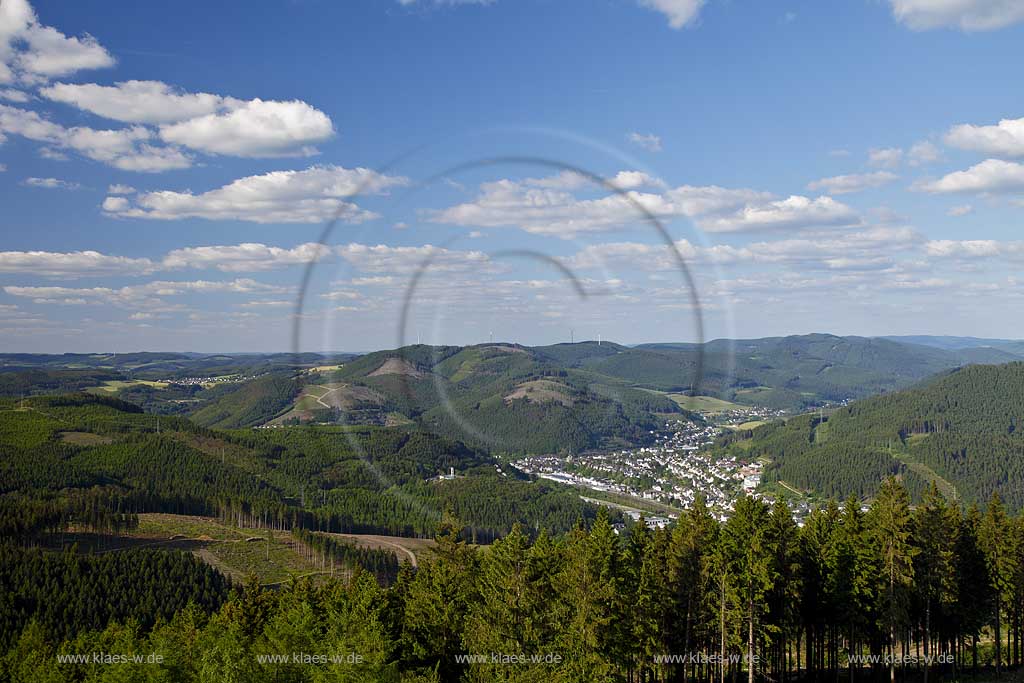 Lennestadt Blick vom Aussichtsturm Hohe Bracht auf die Stadt Lennestadt mit Kumuluswolken beste Fernsicht; Clear views on a clear day from look-out Hohe Bracht to Lennestadt with blue sky and cumulus clouds