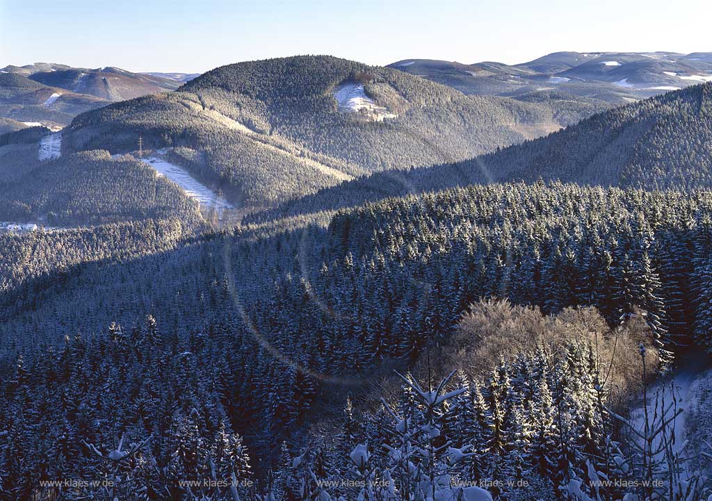 Hohe Bracht, Kreis Olpe, Blick vom Aussichtsturm auf Landschaft im Winter,  Sauerland