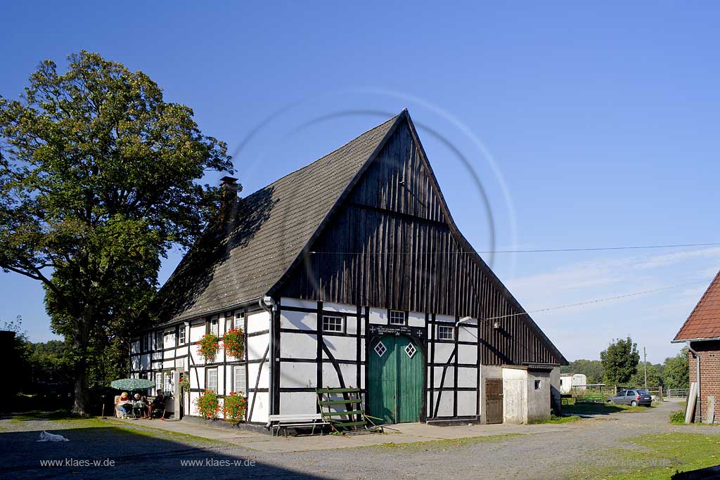 Iserlohn, Maerkischer Kreis, Mrkischer Kreis, Suemmern, Smmern, Bauernhof, Schmale Berglose, Blick auf Fachwerkhof, Sauerland