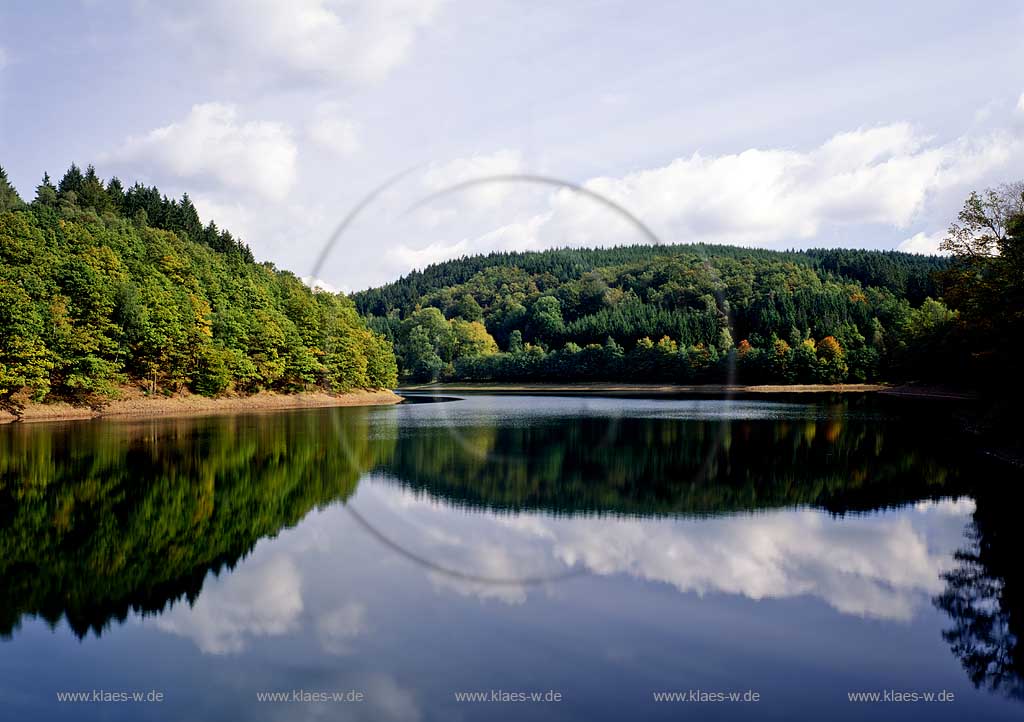 Kierspe, Maerkischer Kreis, Mrkischer Kreis, Blick auf Jubachtalsperre mit Wasserspiegelung, Sauerland