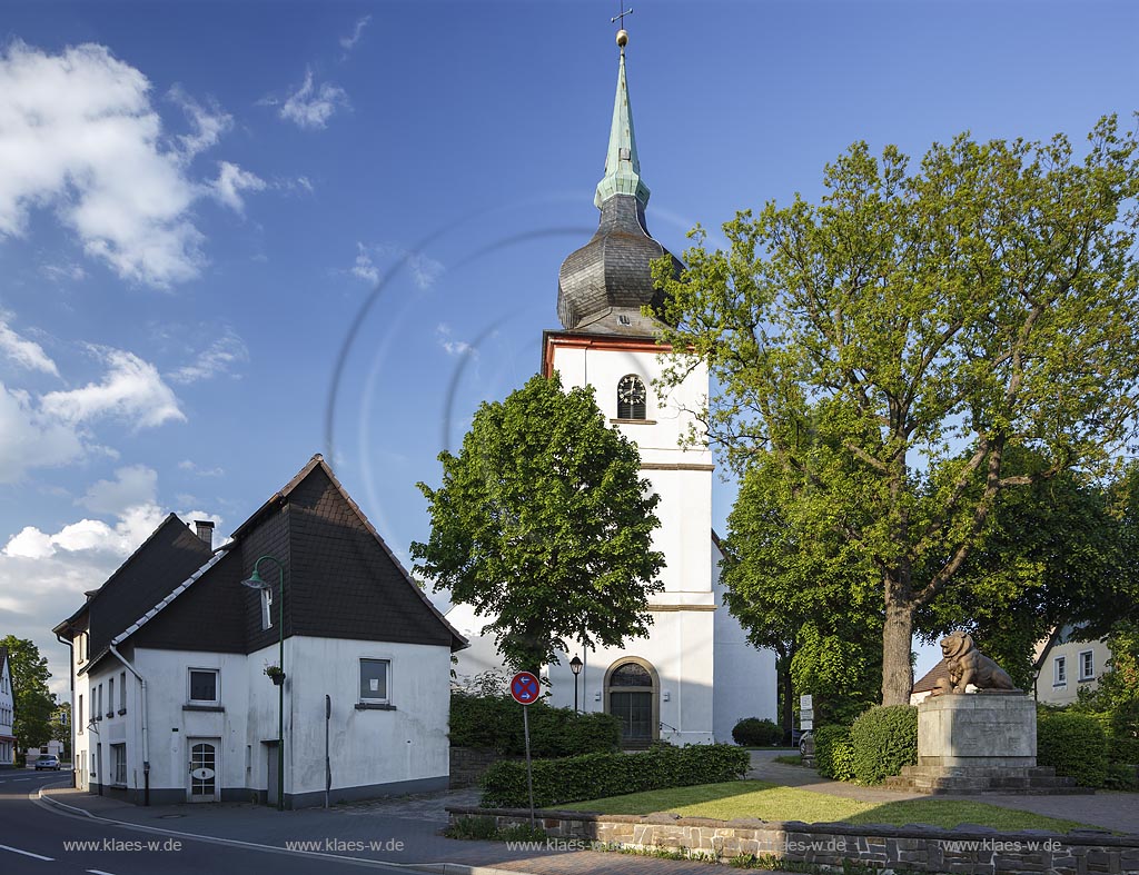 Kierspe, Kirchplatz mit  Margarethenkirche und Kriegerehrenmal; Kierspe, church square with church Margarethenkirche und cenotaph for braves.