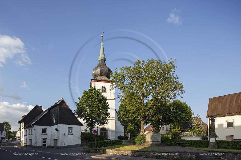 Kierspe, Kirchplatz mit  Margarethenkirche und Kriegerehrenmal; Kierspe, church square with church Margarethenkirche und cenotaph for braves.