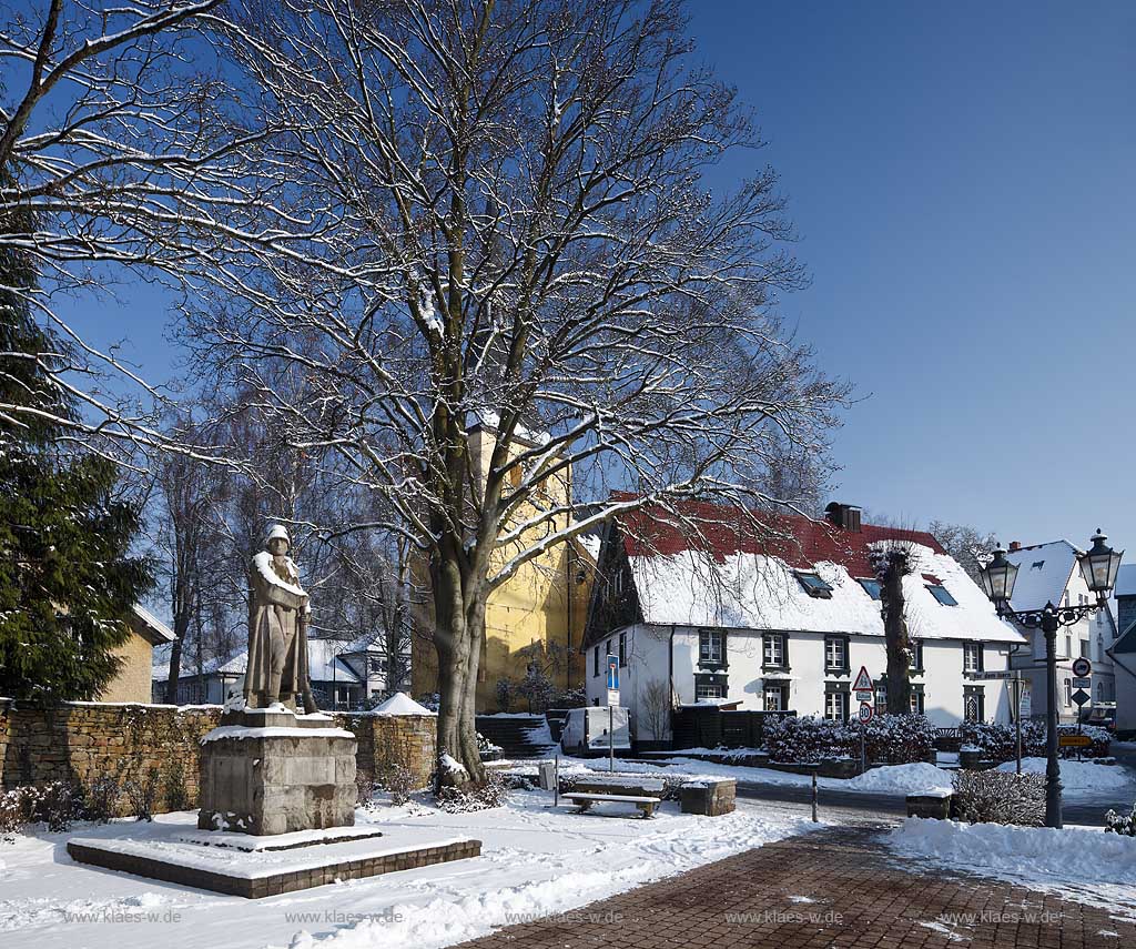 Kierspe-Roensahl, Evangelische Servatiuskirche,  ehemals St. Servatius geweihte fruehere Wallfahrtskirche ist ein dreiachsiger typischer Rechteckbau des Bergischen Barock.. Der massige spaetromanische Westturm blieb nach dem Dorfbrand 1766 als Rest einer vermutlich westfaelischen Kleinbasilika stehen und trgt seit 1897 anstatt des frueheren Pyramidendaches eine barockisierende Haube; Church St. Servatius at winter with snow