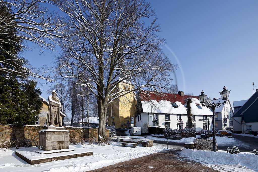 Kierspe-Roensahl, Evangelische Servatiuskirche,  ehemals St. Servatius geweihte fruehere Wallfahrtskirche ist ein dreiachsiger typischer Rechteckbau des Bergischen Barock.. Der massige spaetromanische Westturm blieb nach dem Dorfbrand 1766 als Rest einer vermutlich westfaelischen Kleinbasilika stehen und trgt seit 1897 anstatt des frueheren Pyramidendaches eine barockisierende Haube; Church St. Servatius at winter with snow