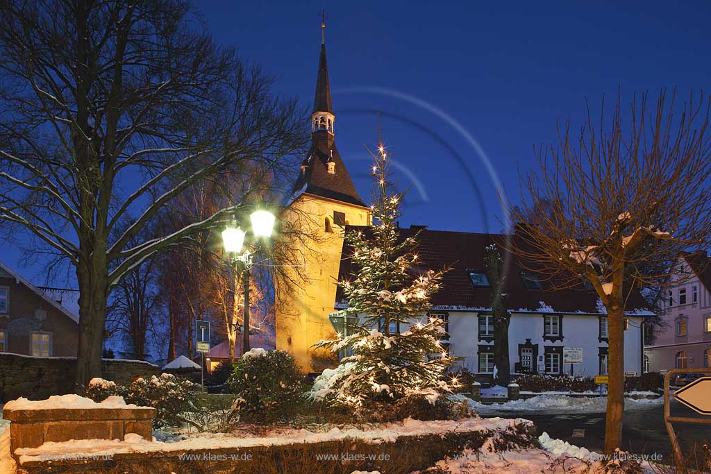 Kierspe Rnsahl Evangelische Pfarrkiche in weihnachtlicher Beleuchtung mit Schnee. Protestant ecangelic chuch of Kierspe Roensahl in evening light at christmas time with snow.