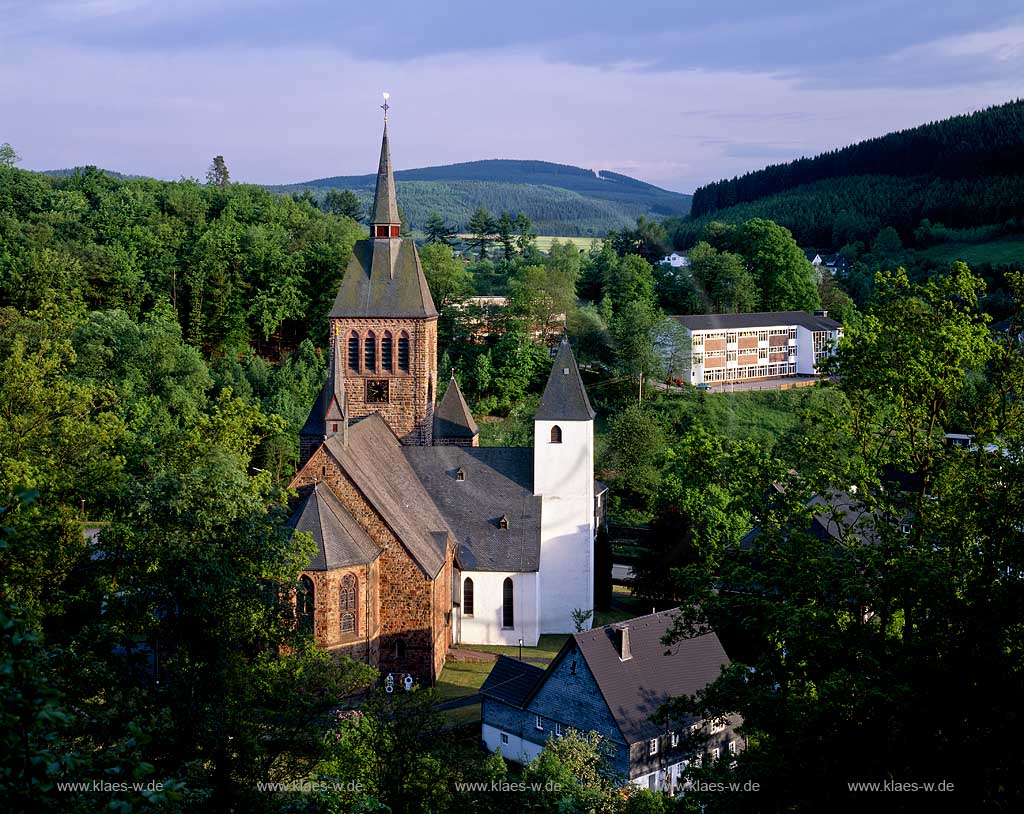 Kirchhundem, Kreis Olpe, Blick auf Pfarrkirche, Sauerland