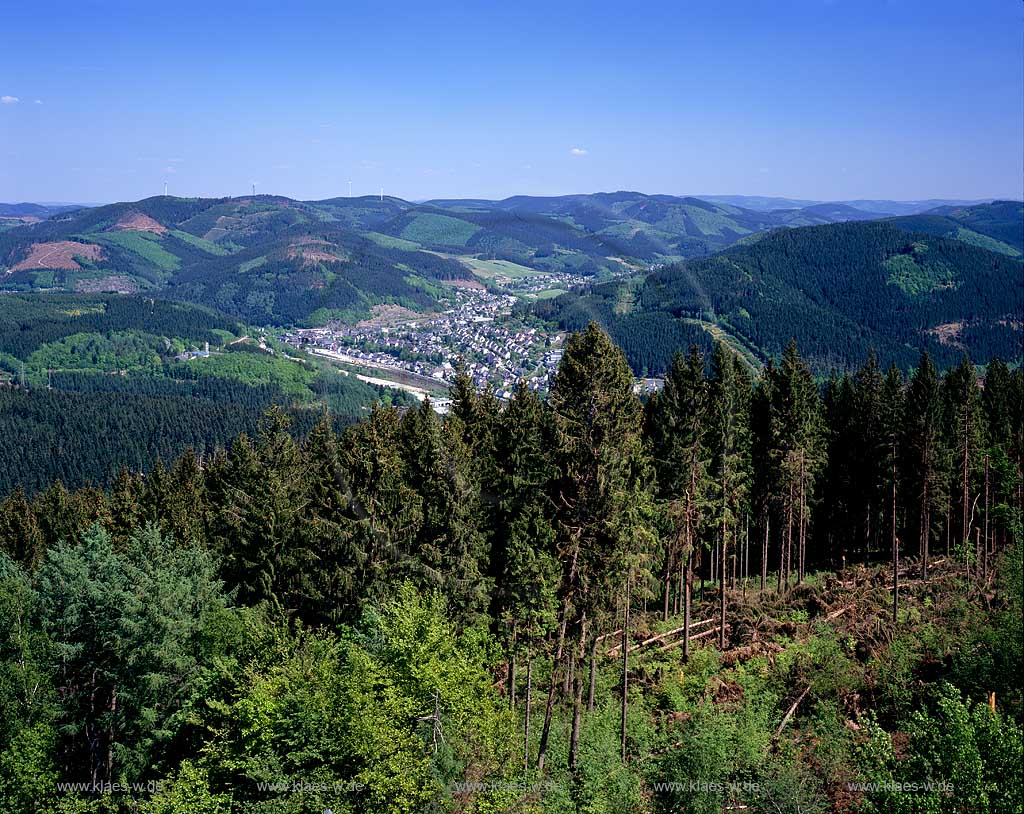 Kirchhundem, Oberhundem, Blick vom Rhein-Weser-Turm auf Landschaft und Altenhundem, Sauerland