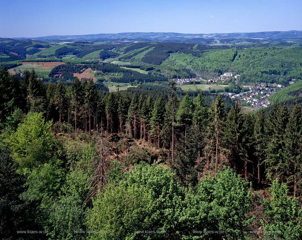 Kirchhundem, Oberhundem, Blick vom Rhein-Weser-Turm auf Landschaft und Bilstein, Sauerland