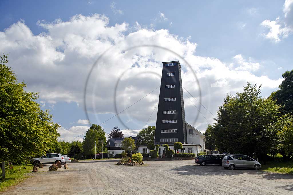 Kirchhundem Oberhundem Rhein Weser Turm im Rothaargebirge am Rothaarsteig im Gegenlicht mit Kumulus Wolken, Look-out Rhine-Weser in backlightning and cumulus clouds