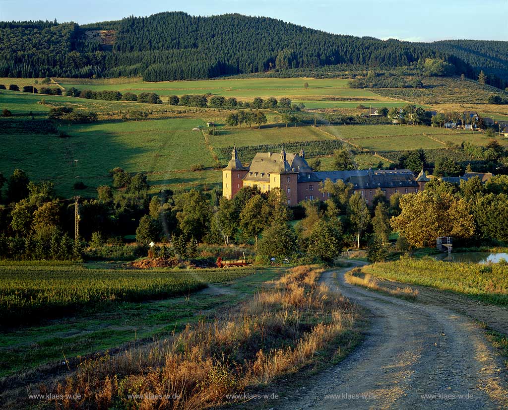 Kirchhundem, Oberhundem, Kreis Olpe, Blick auf Adolfsburg, Sauerland