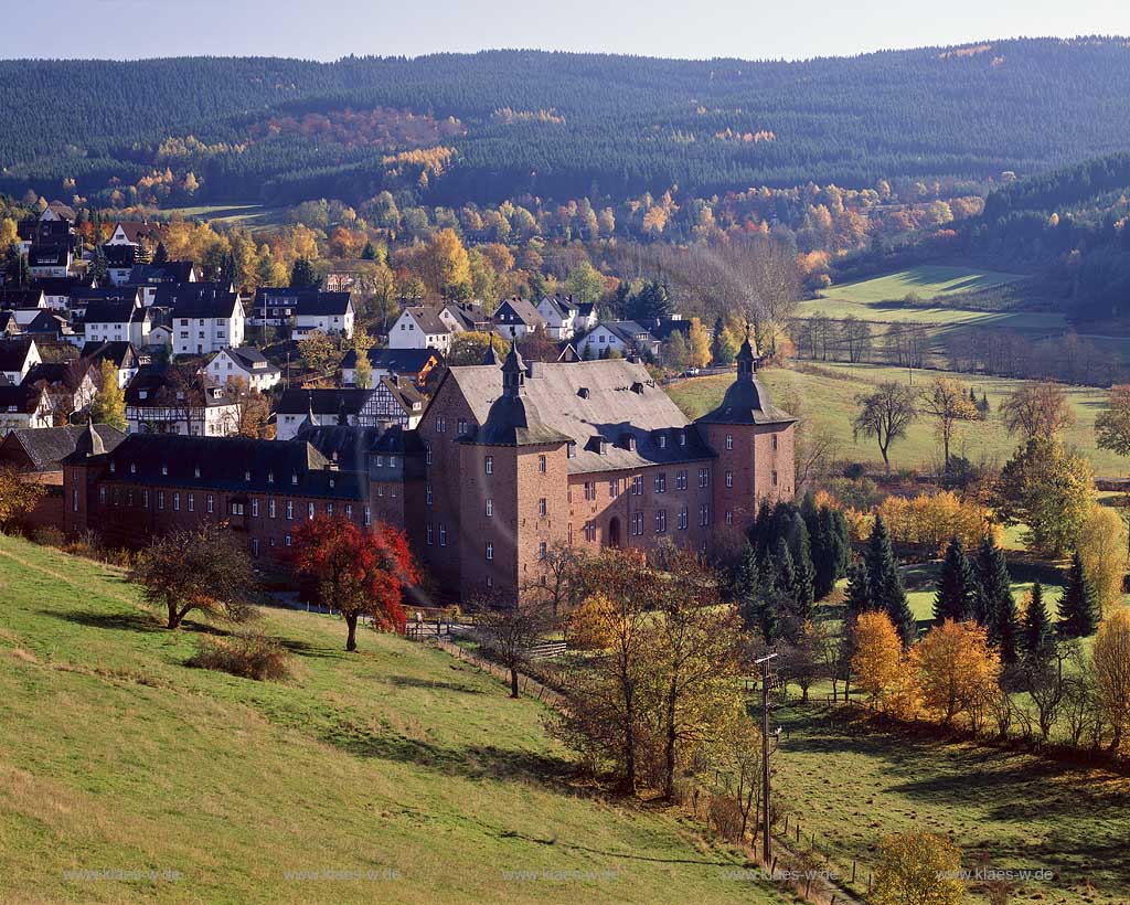 Kirchhundem, Oberhundem, Kreis Olpe, Blick auf Adolfsburg und Ort, Sauerland