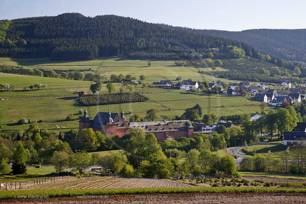 Kirchhundem, Oberhundem, Kreis Olpe, Blick auf Schloss Adolfsburg, Ort und Lanschaft, Sauerland
