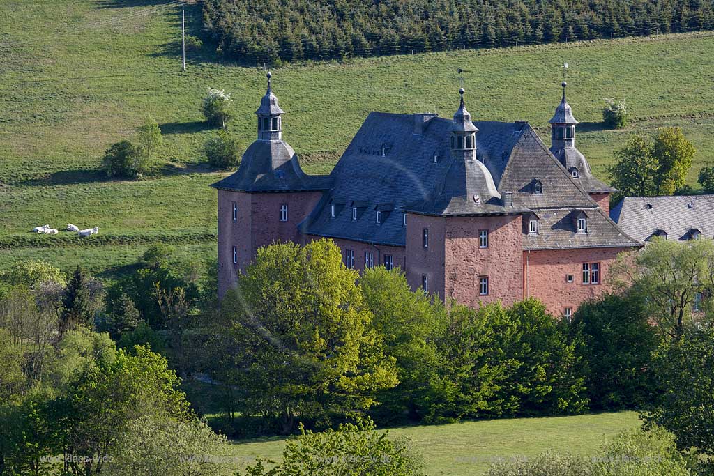 Kirchhundem, Oberhundem, Kreis Olpe, Blick auf Schloss Adolfsburg, Sauerland