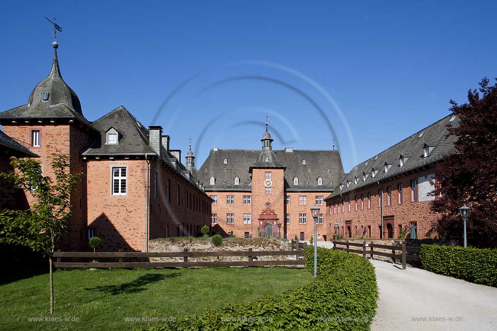 Kirchhundem, Oberhundem, Kreis Olpe, Blick auf Schloss Adolfsburg, Sauerland