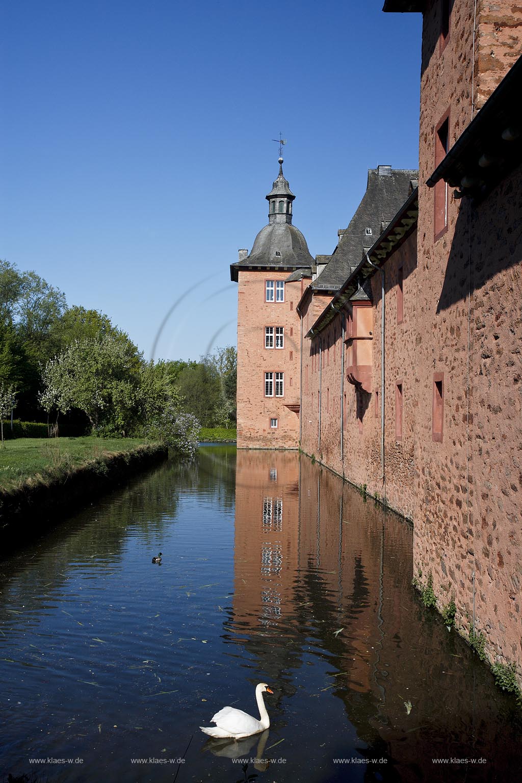 Kirchhundem, Oberhundem, Kreis Olpe, Blick auf Schloss mit Wassergraben und Schwan, Sauerland