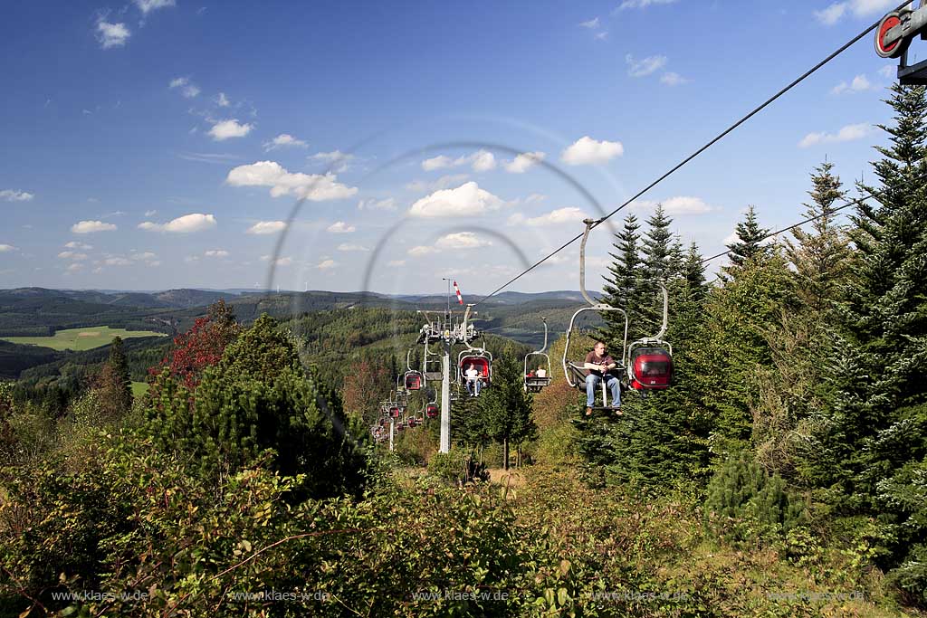 Kirchhundem, Oberhundem, Kreis Olpe, Panoramapark, Panorama Park, Blick auf Panoramalift mit Besuchern, Sauerland