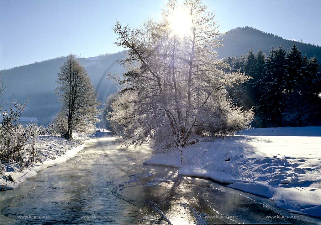 Lennestadt, Gleierbrueck, Blick auf Lenne im Winterkleid, Kreis Olpe, Sauerland