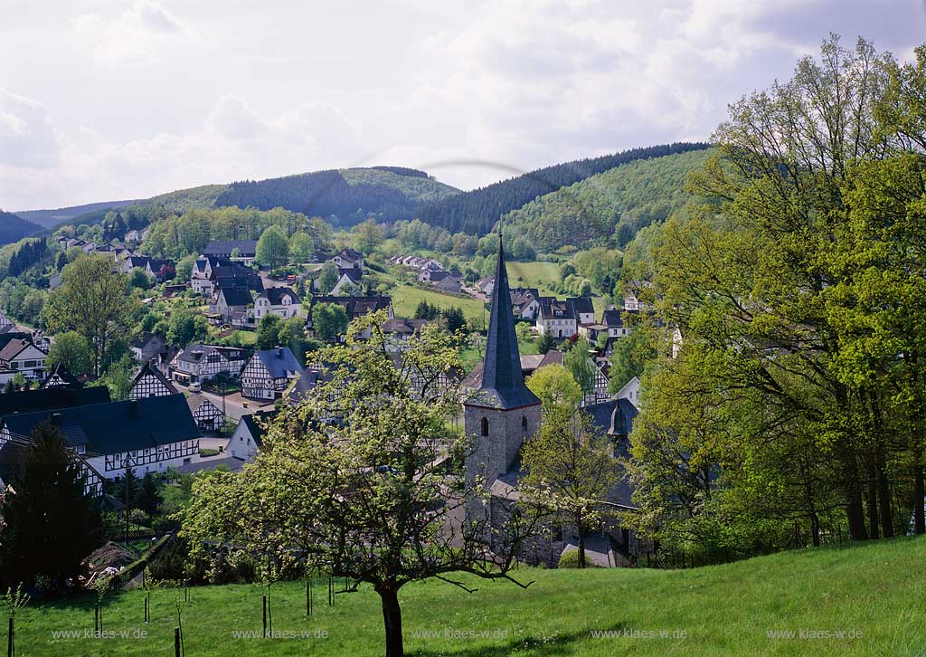 Lennestadt, Kreis Olpe, Kirchveischede, Blick auf Ort mit Kirche, Sauerland