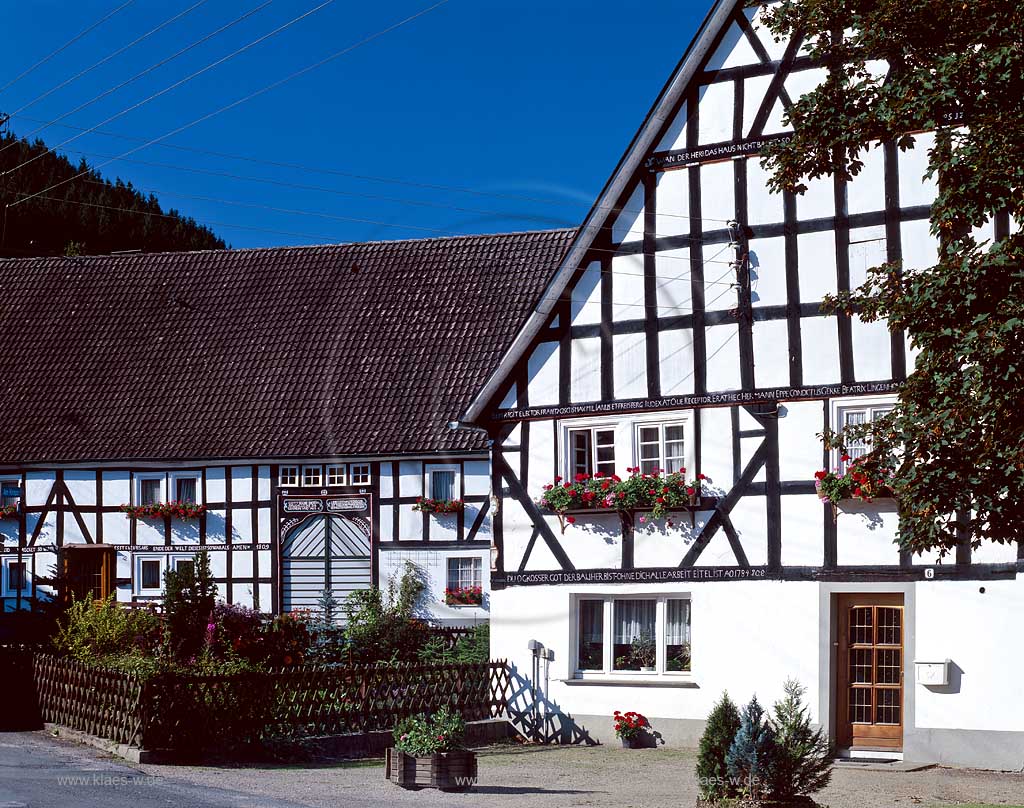 Lennestadt, Kreis Olpe, Kirchveischede, Blick auf Fachwerkhof, Sauerland