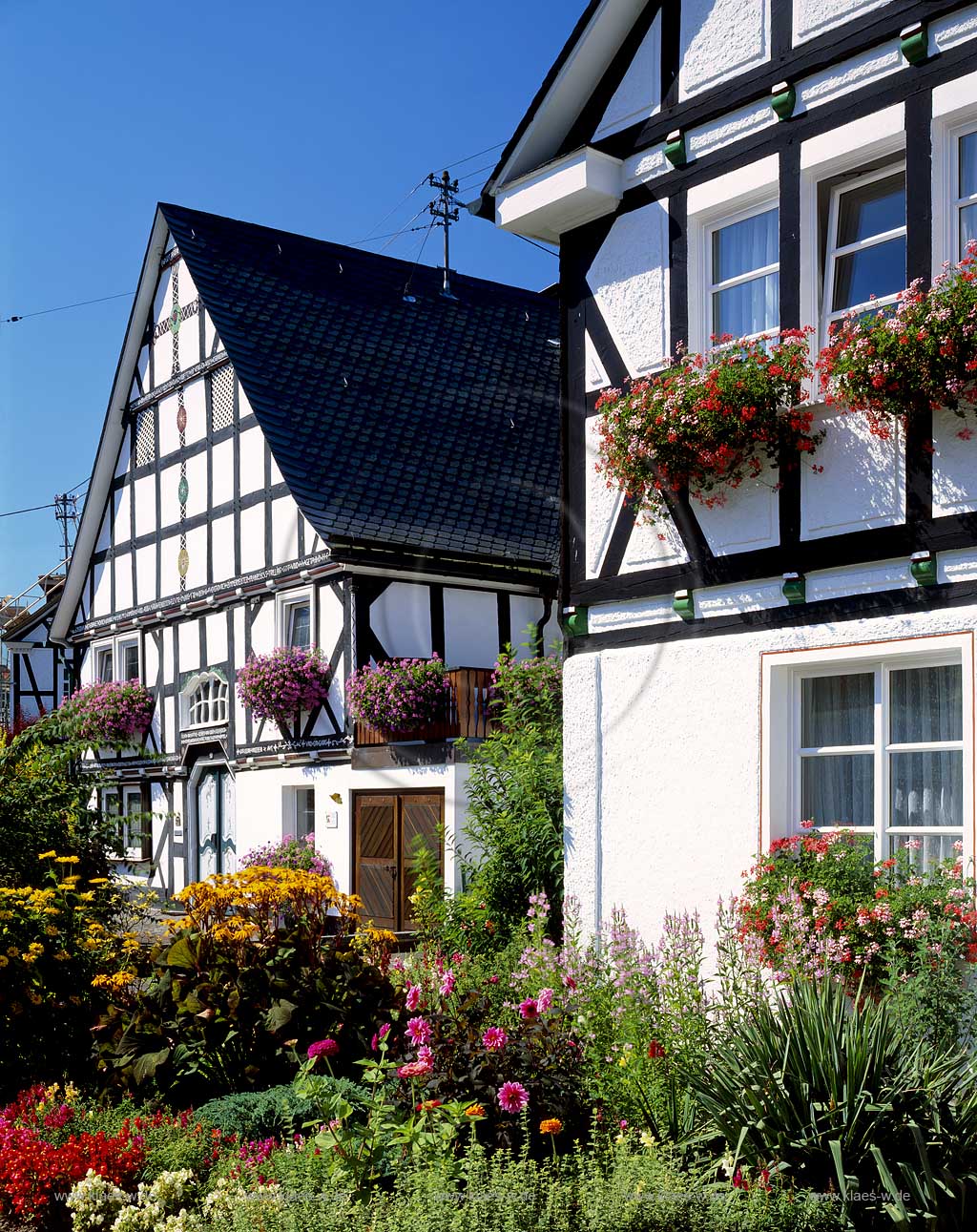 Lennestadt, Kreis Olpe, Kirchveischede, Blick auf Fachwerkaus mit Blumenksten, Blumenkaesten, Sauerland