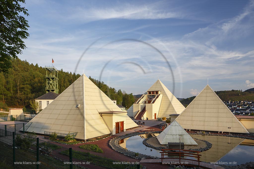 Lennestadt-Meggen, Blick auf Pyramiden im Galilieo-Park im Sauerland und Foerderturm des Bergbaumuseums Siciliaschacht; Lennestadt-Meggen, view to pyramids within the park Galileo-Park in Sauerland and headgear of the museum Bergbaumuseum Siciliaschacht..