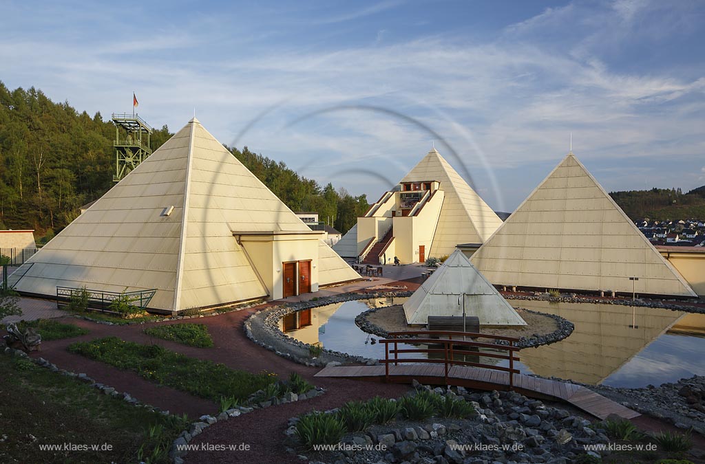 Lennestadt-Meggen, Blick auf Pyramiden im Galilieo-Park im Sauerland und Foerderturm des Bergbaumuseums Siciliaschacht; Lennestadt-Meggen, view to pyramids within the park Galileo-Park in Sauerland and headgear of the museum Bergbaumuseum Siciliaschacht..