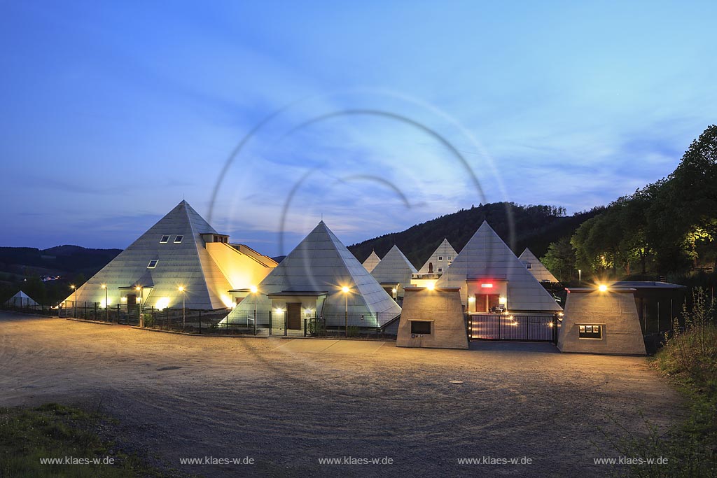 Lennestadt-Meggen, Blick auf Pyramiden im Galilieo-Park im Sauerland zur blauen Stunde; Lennestadt-Meggen, view to pyramids within the park Galileo-Park in Sauerland during blue hour.