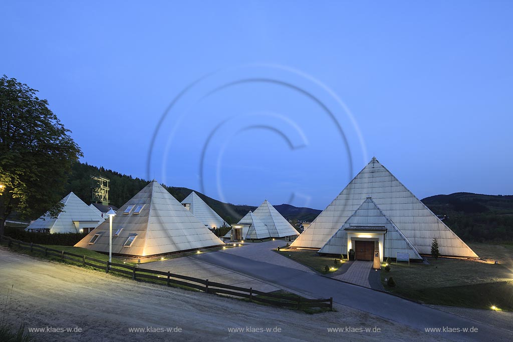 Lennestadt-Meggen, Blick auf Pyramiden, Galilieo-Park Sauerland und Foerderturm des Bergbaumuseums Siciliaschacht zur blauen Stunde; Lennestadt-Meggen, view to pyramids, park Galileo-Park Sauerland and shaft tower of the museum Bergbaumuseum Siciliaschacht during blue hour.