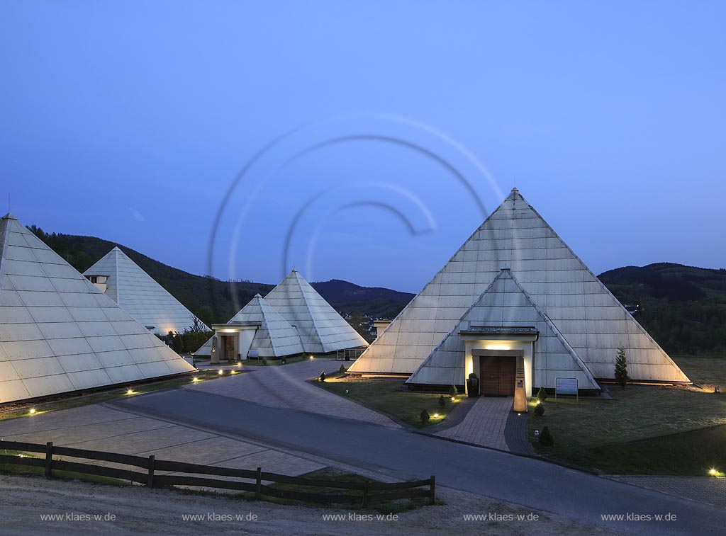 Lennestadt-Meggen, Blick auf Pyramiden, Galilieo-Park Sauerland und Foerderturm des Bergbaumuseums Siciliaschacht zur blauen Stunde; Lennestadt-Meggen, view to pyramids, park Galileo-Park Sauerland and shaft tower of the museum Bergbaumuseum Siciliaschacht during blue hour.