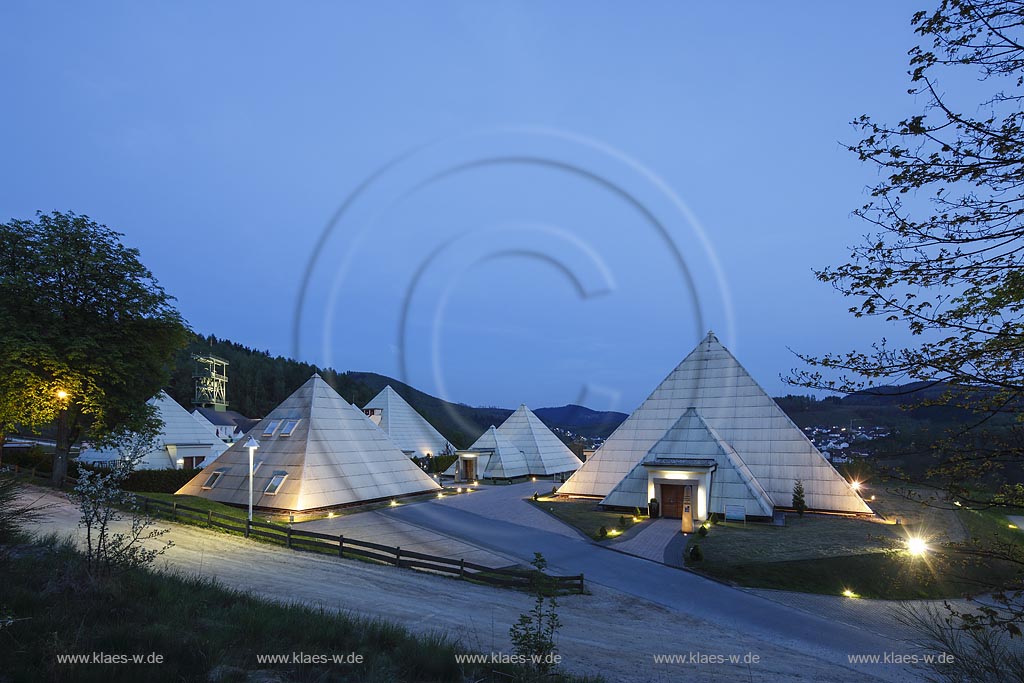 Lennestadt-Meggen, Blick auf Pyramiden, Galilieo-Park Sauerland und Foerderturm des Bergbaumuseums Siciliaschacht zur blauen Stunde; Lennestadt-Meggen, view to pyramids, park Galileo-Park Sauerland and shaft tower of the museum Bergbaumuseum Siciliaschacht during blue hour.