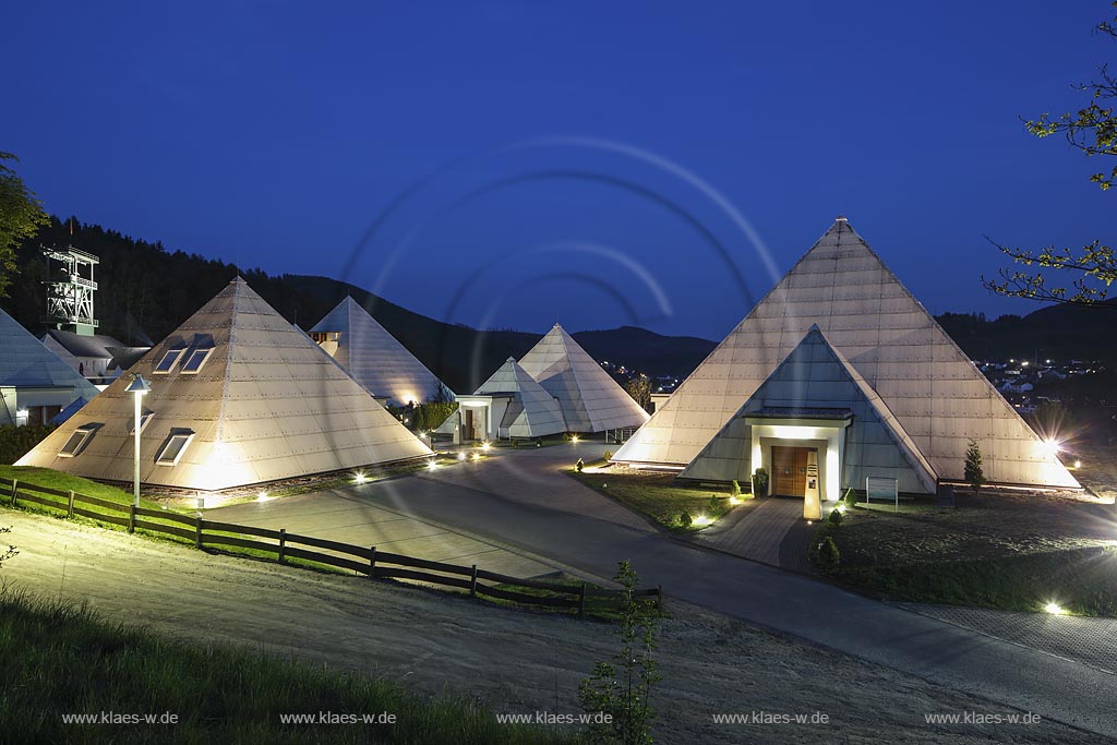 Lennestadt-Meggen, Blick auf Pyramiden, Galilieo-Park Sauerland und Foerderturm des Bergbaumuseums Siciliaschacht zur blauen Stunde; Lennestadt-Meggen, view to pyramids, park Galileo-Park Sauerland and shaft tower of the museum Bergbaumuseum Siciliaschacht during blue hour.