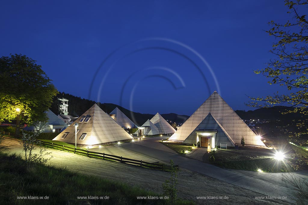 Lennestadt-Meggen, Blick auf Pyramiden, Galilieo-Park Sauerland und Foerderturm des Bergbaumuseums Siciliaschacht zur blauen Stunde; Lennestadt-Meggen, view to pyramids, park Galileo-Park Sauerland and shaft tower of the museum Bergbaumuseum Siciliaschacht during blue hour.