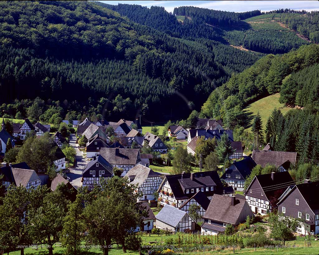Lennestadt, Kreis Olpe, Milchenbach, Blick auf Ort, Sauerland