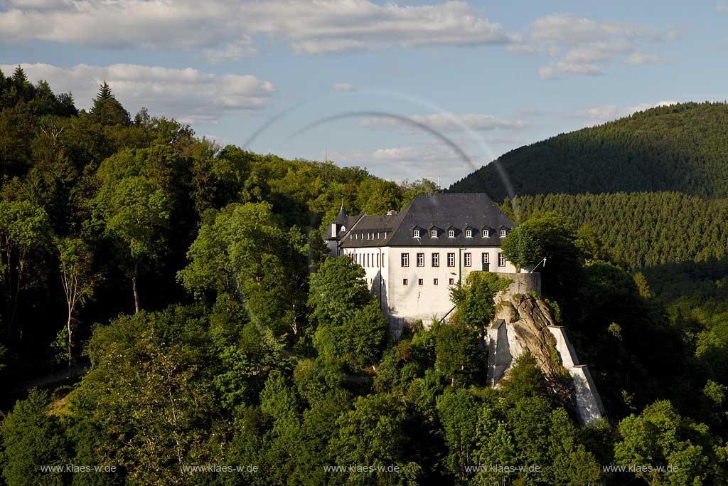 Lennestadt Bilstein Blick auf Burg Bilstein, Deutsche Jugendherberge in Sommerlandschaft mit Kumuluswolken; View to  castle Bilstein (german youth hostel) with blue sky and cumulus clouds in summer landscape