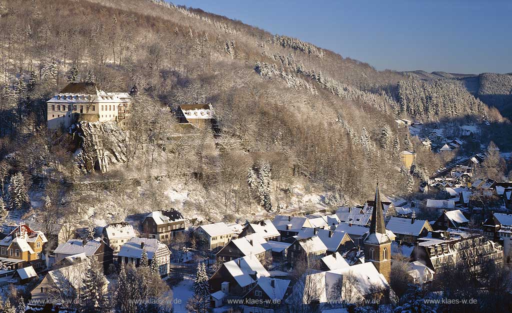 Lennestadt, Bilstein, Kreis Olpe, Blick auf Ort mit Burg, Winterlandschaft, Sauerland