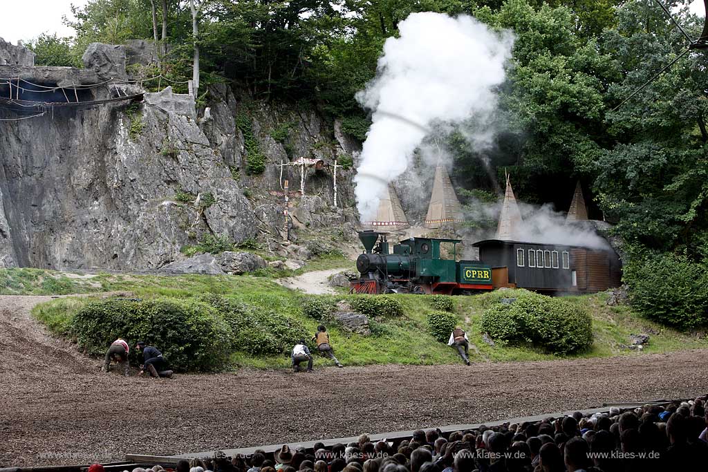 Naturbhne, Naturbuehne mit Karl May Spielen Elspe in Lennestadt, Sauerland mit Winnetou gespielt von Benjamin Armbruster und Old Surehand gespielt von Rolf Schauerte mit Sicht auf verschiedene Spielszenen der Auffuehrung des Stueckes Unter Geiern