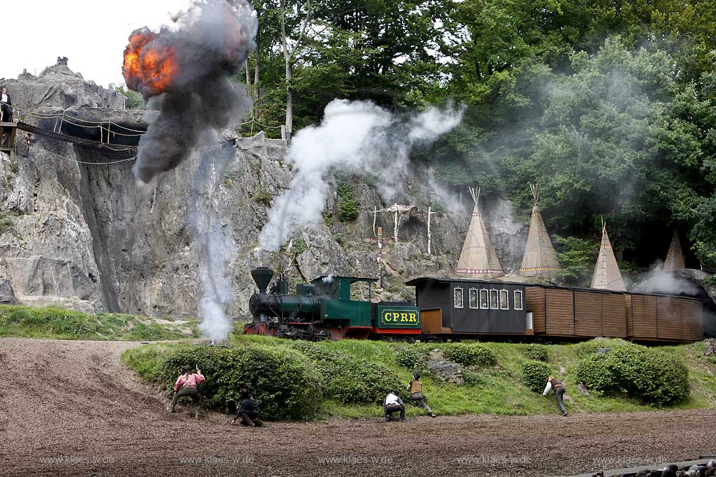 Naturbhne, Naturbuehne mit Karl May Spielen Elspe in Lennestadt, Sauerland mit Winnetou gespielt von Benjamin Armbruster und Old Surehand gespielt von Rolf Schauerte mit Sicht auf verschiedene Spielszenen der Auffuehrung des Stueckes Unter Geiern