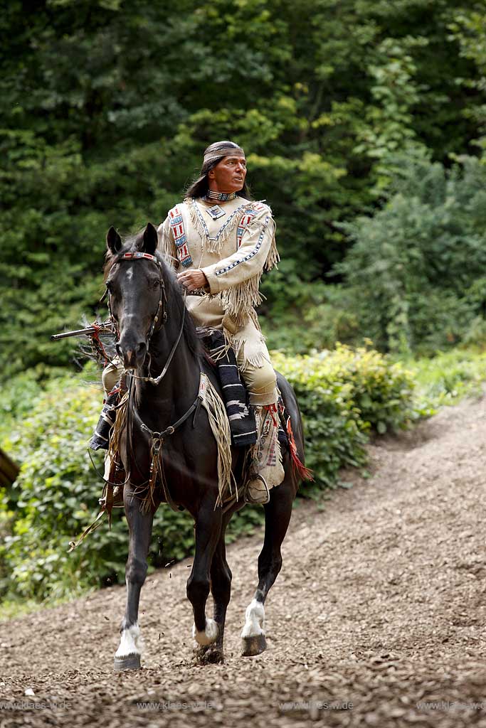 Naturbhne, Naturbuehne mit Karl May Spielen Elspe in Lennestadt, Sauerland mit Winnetou gespielt von Benjamin Armbruster und Old Surehand gespielt von Rolf Schauerte mit Sicht auf verschiedene Spielszenen der Auffuehrung des Stueckes Unter Geiern