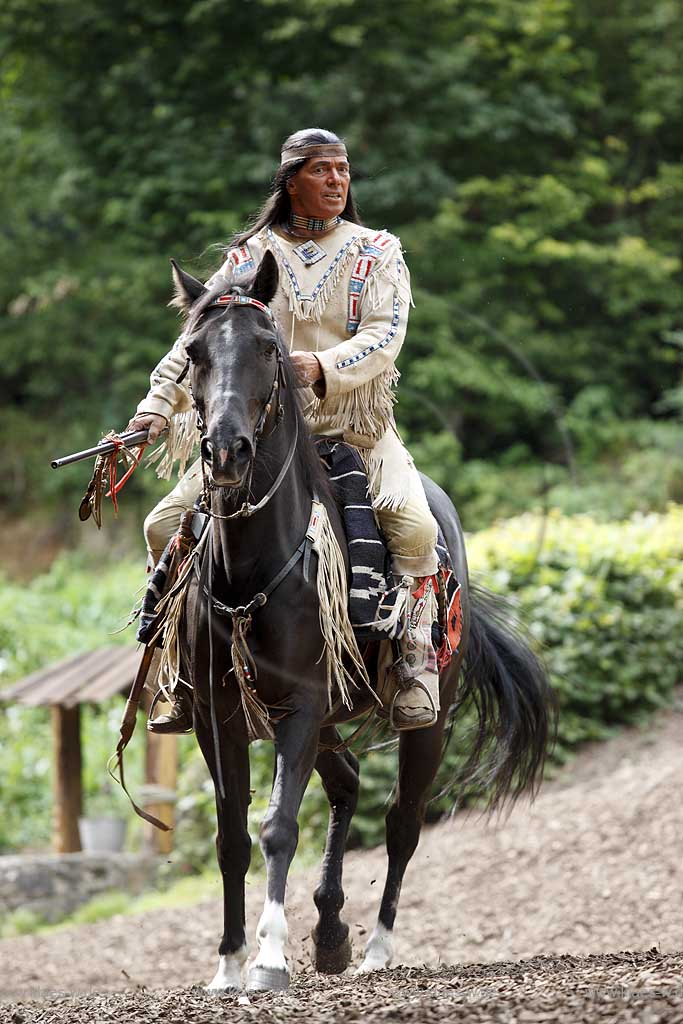 Naturbhne, Naturbuehne mit Karl May Spielen Elspe in Lennestadt, Sauerland mit Winnetou gespielt von Benjamin Armbruster und Old Surehand gespielt von Rolf Schauerte mit Sicht auf verschiedene Spielszenen der Auffuehrung des Stueckes Unter Geiern