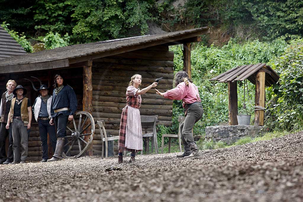 Naturbhne, Naturbuehne mit Karl May Spielen Elspe in Lennestadt, Sauerland mit Winnetou gespielt von Benjamin Armbruster und Old Surehand gespielt von Rolf Schauerte mit Sicht auf verschiedene Spielszenen der Auffuehrung des Stueckes Unter Geiern