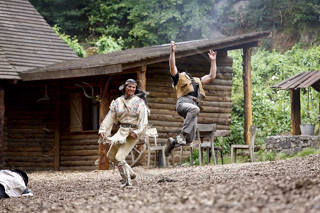 Naturbhne, Naturbuehne mit Karl May Spielen Elspe in Lennestadt, Sauerland mit Winnetou gespielt von Benjamin Armbruster und Old Surehand gespielt von Rolf Schauerte mit Sicht auf verschiedene Spielszenen der Auffuehrung des Stueckes Unter Geiern