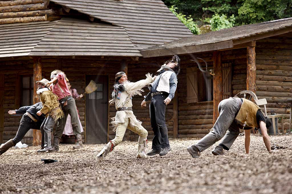 Naturbhne, Naturbuehne mit Karl May Spielen Elspe in Lennestadt, Sauerland mit Winnetou gespielt von Benjamin Armbruster und Old Surehand gespielt von Rolf Schauerte mit Sicht auf verschiedene Spielszenen der Auffuehrung des Stueckes Unter Geiern